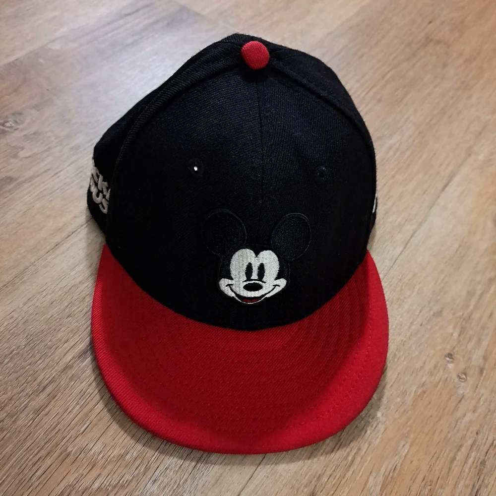 Disney Mickey Mouse Snapback Cap New Era 9FIFTY Black White Red Hat Size Youth